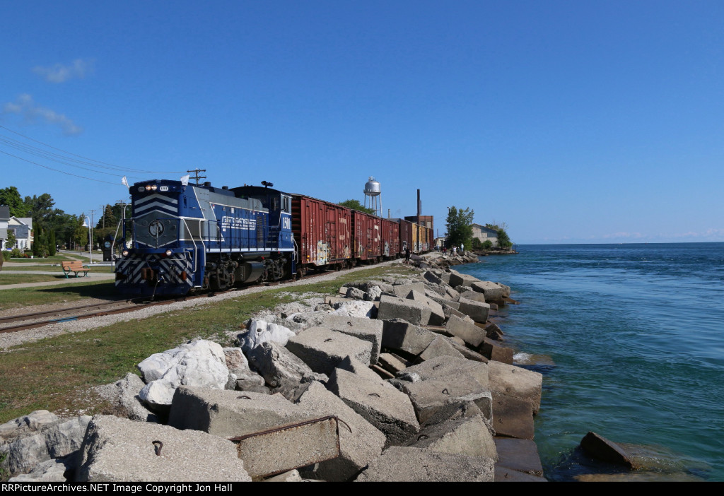 Y505 pulls down along the breakwall while performing its last switching moves at Dunn